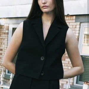 Svart väst ifrån zara!  - Knappt använd. Säljer pga för liten. 