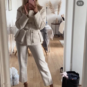 Kort jacka - Kort jacka i benvitt tyg. Matchande kostymbyxor till. 300 kr styck, 500 för båda 