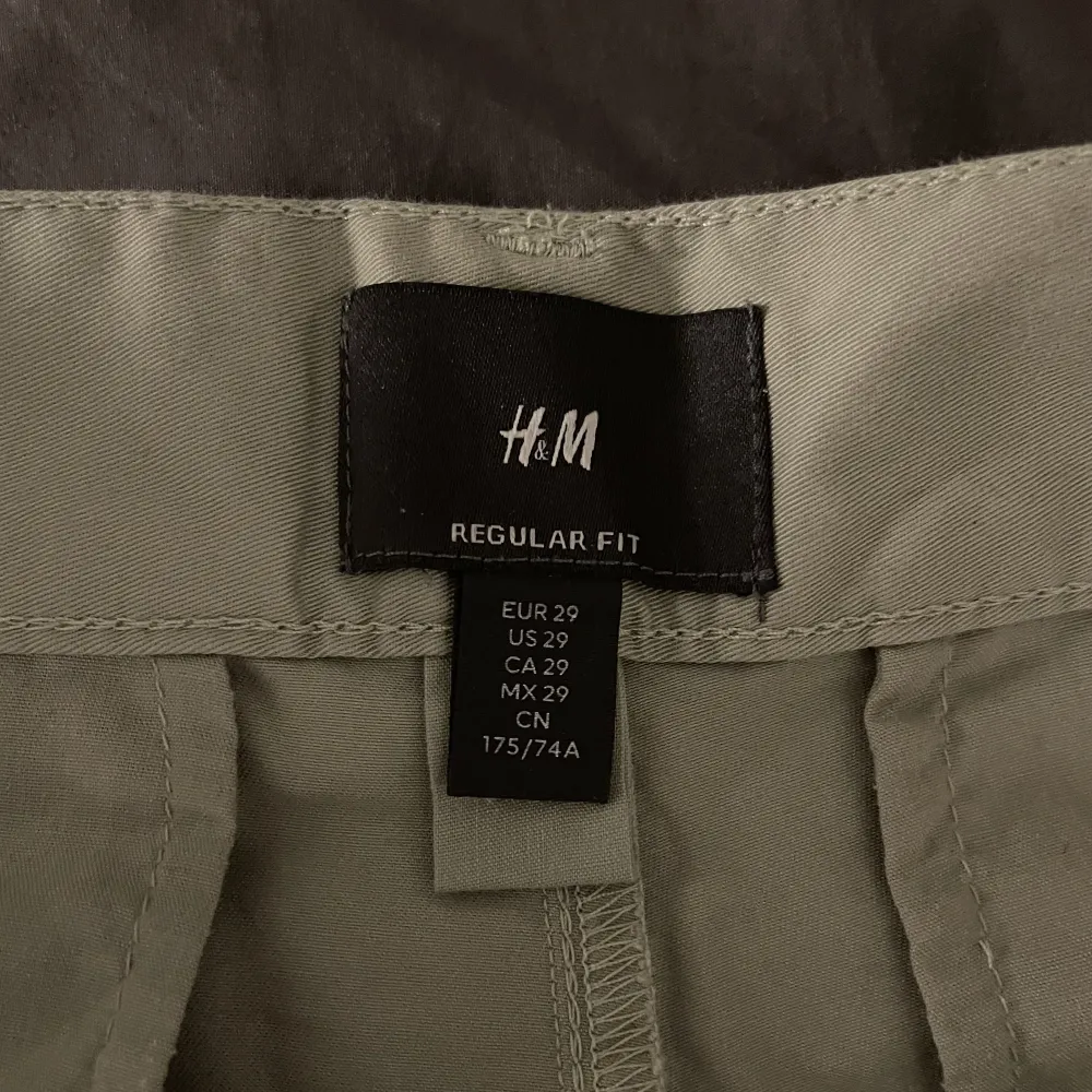 H&m shorts som är använd 1-2 gånger bra skick och inget slitet skön pass form. Shorts.