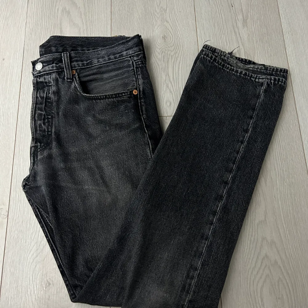 Säjer nu mina jeans då jag har hittat ett part nya favorit jeans och ej har användning av dessa, sjukt snygg färg och i bra skick förutom ett hål som syns på bild 3 ingen som syns med byxorna på. Jeans & Byxor.