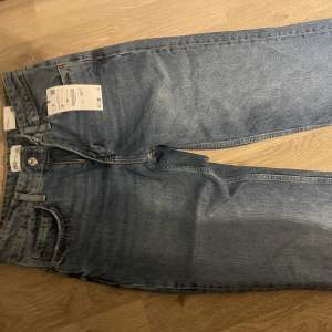 Hej! Säljer ett par oanvända jeans från Zara i storlek 36. De finns inte kvar på hemsidan och är tyvärr för små för mig. MID-RISE FULL LENGHT. Längden är bra på mig som är ca.170.🧚‍♂️ Frakten ingår i priset☺️