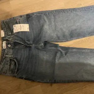 Hej! Säljer ett par oanvända jeans från Zara i storlek 36. De finns inte kvar på hemsidan och är tyvärr för små för mig. MID-RISE FULL LENGHT. Längden är bra på mig som är ca.170.🧚‍♂️ Frakten ingår i priset☺️