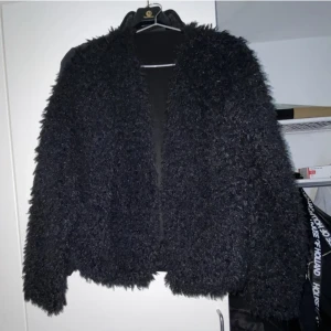 Jacka i fejkpäls - Säljer den här ”jackan” i storlek L. 