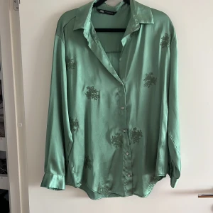 Blus  - Jättefin blus från zara med broderi i grönt storlek S