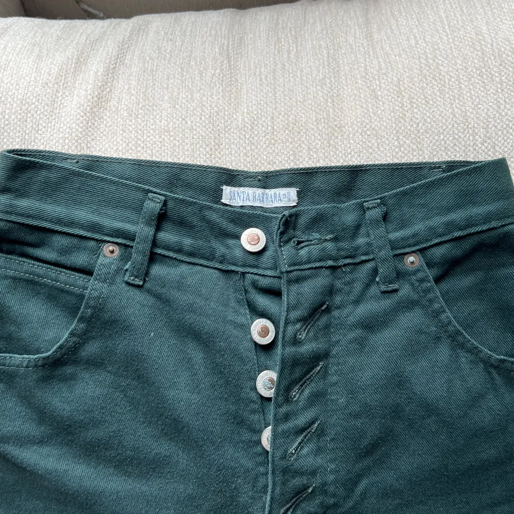 Gröna vintage momjeans, svårt att tyda exakt storlek men sitter perfekt på mig med strl 36/38 i jeans. Fråga gärna för exakta mått! Från märket Santa Barbara. Jeans & Byxor.