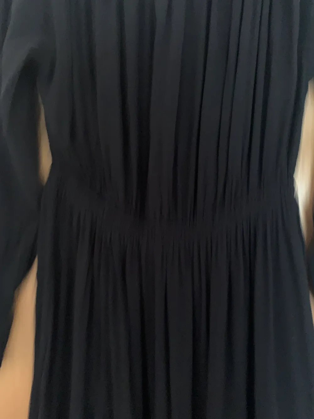 En jättefin svart klänning som nästan aldrig har kommit till användning i strlk S från weekday. Den är i mycket fint skick. Betalningen sker via swish +frakt. Skickar inte fler bilder.. Klänningar.