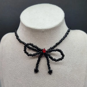 Handgjort halsband  - ♡ Material-Swarovski kristall,  glas. Nickel fri. Längd: 38cm 🌸  Instagram:@ekjewelryofficial 