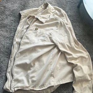 Höst/vår jacka  - Lyle and scott jacka i bra skick och snygg till hösten, knappt använt. 