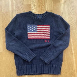 Polo Ralph lauren stickad tröja  - Jätte fin tröja från Polo Ralph lauren väldigt trendig 10-12 barn men XS vanlig storlek! Pris kan diskuteras vid snabb affär!