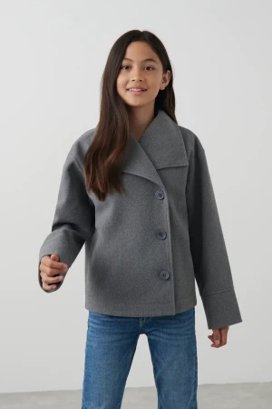 Kappa i blå/grå Gina tricot - Helt ny kappa, slutsåld på deras hemsida. Plasten är öppnad men kappan är endast testad, hade tänkt skicka tillbaka den, men det var några som var intresserade☺️storlek 146-152 men har även 158-164 i både grå och blå, nya. Säljer för 500kr/st