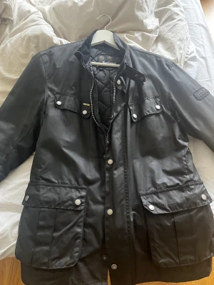 Barbour Jacka  - Jacka från Barbour i Storlek Medium. Färg = svart