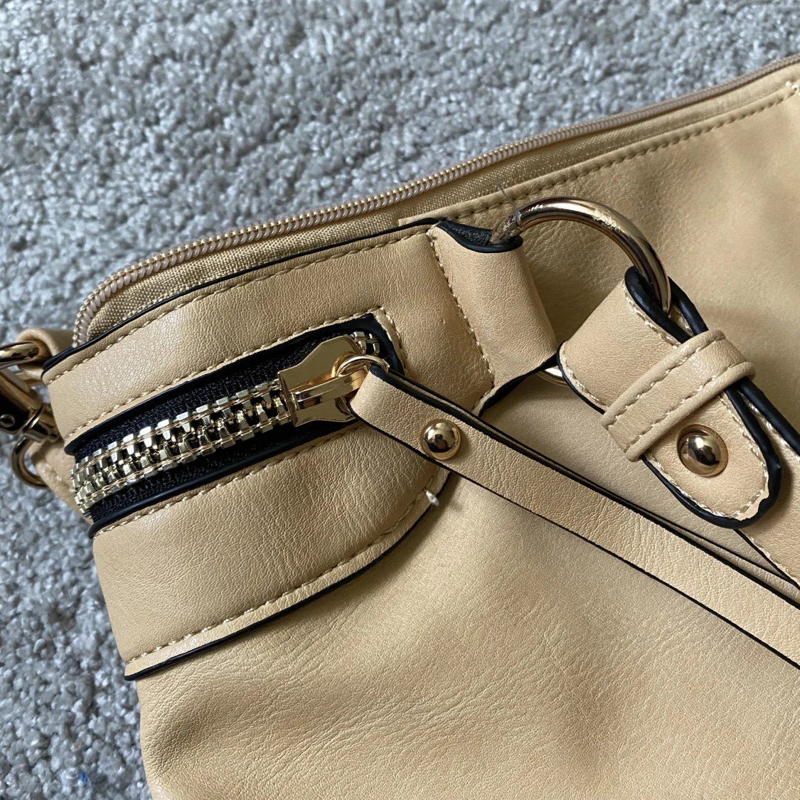 Väska med gulddetaljer  - 90