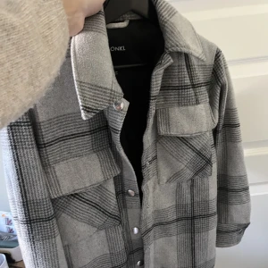 Grå kappa - Säljer då jag inte använder sen längre 😇   Den är i bra skick och sparsamt använd 💘