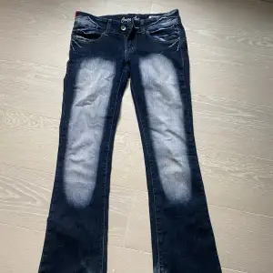 Super snygga crazy age jeans med snygga detaljer😽priset kan diskuteras❤️❤️ dem är 80 cm långa ner från skrevet. Dem storleken mex 28 och Eur 38😁runt midjan är de runt 30-32 cm långa, dem är väldigt stretchiga❤️