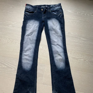 Crazy age jeans - Super snygga crazy age jeans med snygga detaljer😽priset kan diskuteras❤️❤️ dem är 80 cm långa ner från skrevet. Dem storleken mex 28 och Eur 38😁runt midjan är de runt 30-32 cm långa, dem är väldigt stretchiga❤️