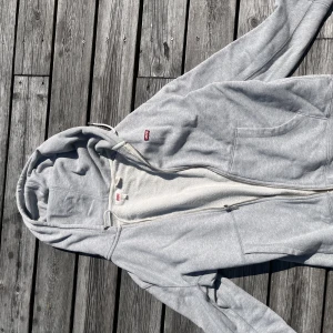 Levis zip hoodie - En jättefräsch Levis zip hoodie i storlek s. Skriv gärna privat flr fler bilder!