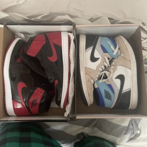 Jordan 1s - Kvitto finns på båda  Blåa - 1100 skick 8/10 (stl 41) Röda - 2400 skick 10/10 aldrig använda (säljer för 4500 på andra webbsidor (stl 44.5 