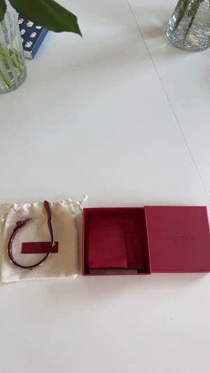 Valentino armband  - Rött valentino armband 
