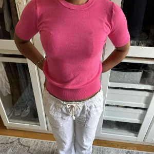 Rosa t-shirt  - Jätte fin t-shirt med en härlig färg som passar bra inför sommaren. Säljer även en likadan i lila💌