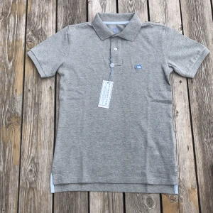 Polo piké  - Säljer min polo Ralph lauren piké för att den är för liten. Aldrig andvänd så bra skick fråga gärna frågor om tröjan om ni har det