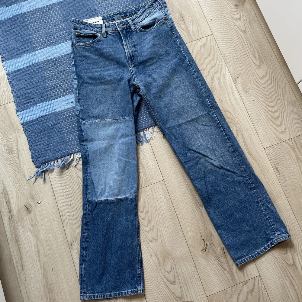 Säljer dessa ascoola jeans från H&M! De har ”lappar” på fram och baksida (se bilder) som det skitsnyggt ut! Köpte för 400 kr för ett par år sedan men säljer dem för att jag har växt ur dem 🥲 Storlek 38 men skulle säga att det är en liten 38!💛. Jeans & Byxor.