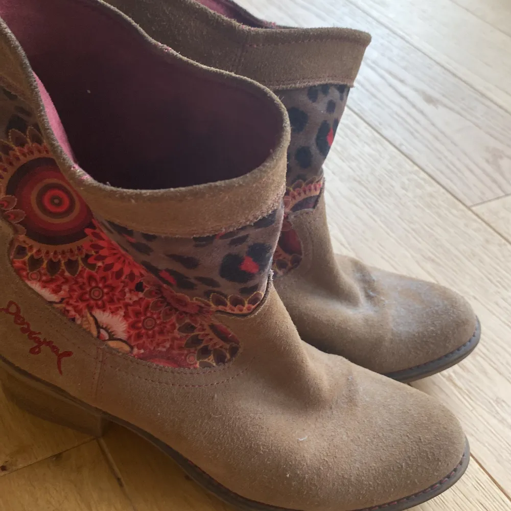 Ett par desigual cowboy boots. Storlek 38 passar 37-38. Köpt för många år sedan.original pris runt 1800.. Skor.