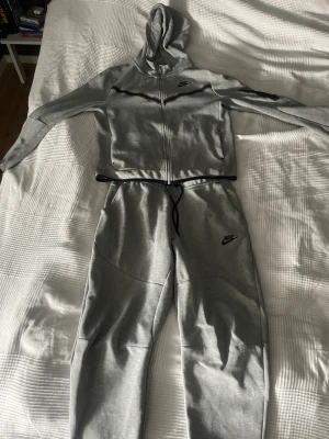 Nike tech fleece set - Hej, jag säljer mitt Nike tech fleece tröja eftersom att den inte kommer till användning längre. Litet hål vid vänster tröjans handled men inget som märks annars är det inget annat. BYXORNA ÄR SÅLDA‼️⚠️
