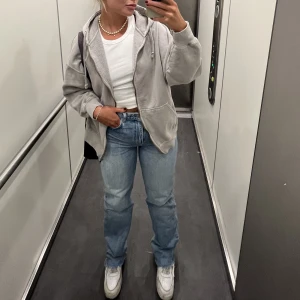 Grå hoodie  - Säljer denna hoodie då den inte kommer till användning. Som ny, använd två gånger. 