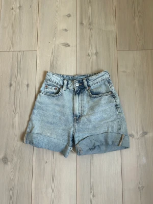 Jeanshorts  - Säljer mina favorit jeansshorts, skitsnygga och så fina nu på sommaren, säljer för dom ej passar mig längre💗💗💗