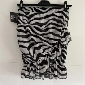 Kjol - Snygg kjol från Nelly med zebraprint, aldrig använd.🦓