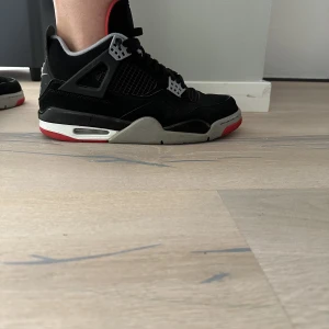 Jordan 4 - Har valt att sälja mina Jordan 4 för att jag inte använt dem på väldigt länge. Men även också för att dem blivit försmå för mig. ANVÄND 3 GÅNGER.   (Box med kommer) tveka inte bara hör av er!  Kan gå ner till 1250kr vid snabb affär!!! Mvh Elias 