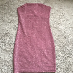 Rosa miniklänning - Hej hej! Tack för att du vill titta och kanske köpa mitt plagg!!   Info:  Pris: 50kr Märke: H&M Storlek: XS Använd: 1 gång  Passform: Jag är 164cm lång och ganska smal, har oftast xs i toppar och 34/36 i byxor. Normal i storlek