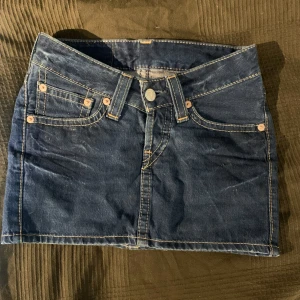 Levis jeanskjol  - Jättefin jeanskjol från Levis köpt på stadsmissionen för 250kr säljer för 145 (pris kan diskuteras) . Bra skick men det märks att den är använd!  Om du har fler frågor om mått eller något annat eller om du vill köpa kontakta mig innan du trycker köp nu ❤️
