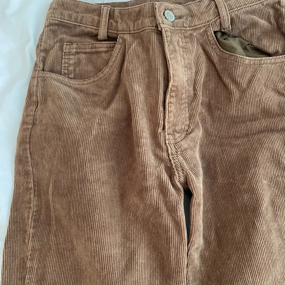 Jätte fina bruna Brandy Melville jeans i Manchester materiel, dom passar mig och är vanligtvis 36 i storlek . Jeans & Byxor.