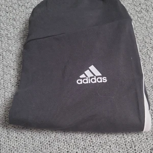 Adidas - Säljer ett par adidas byxor för barn i storleken 152 cm