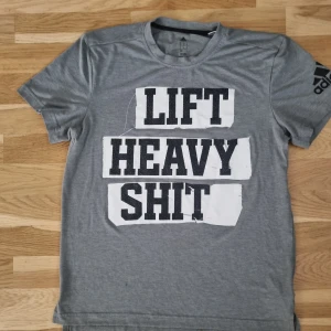 Adidas T-shirt  - Fint skick storlek m.  Slim fit  Har en massa killkläder som jag ska sälja då jag numera ändast klär mig I damkläder. 