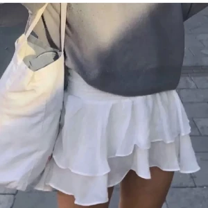 Chelsea kjol - Säljer både mina Chelsea kjolar i svart och vitt, den ena är S- svart och andra är M-Vit! 250 för en kjol! 400för båda❤️ köptes för 449 kr styck!