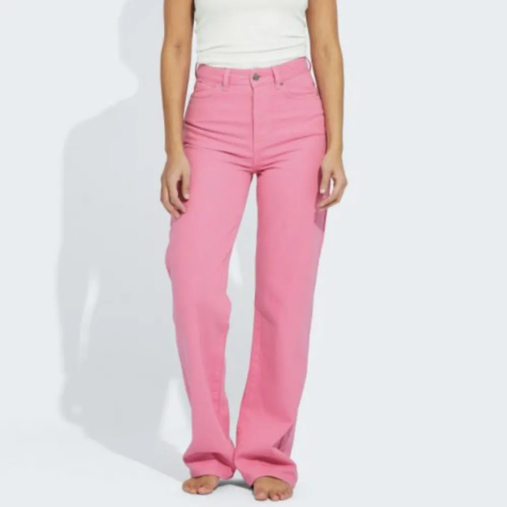 Rosa jeans från BikBok. Inga synliga tecken på användning och i mycket bra skick. Raka, vida ben och knappgylf. Midja 24  Längd 30🌸köpta för 699 kr. Jeans & Byxor.