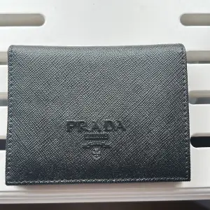 Helsvart Prada Milano plånbok med fack och korthållare