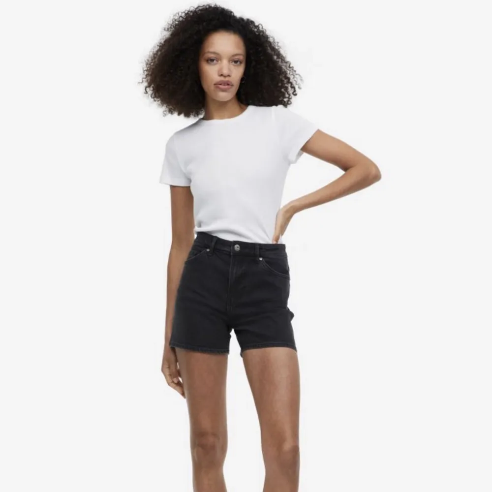 Snygga svarta/mörkgrå jeansshorts från H&M. Använda ett fåtal gånger. Storlek 38. Köparen står för frakt! . Shorts.