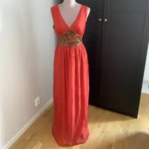 Säljer en röd klänning från A|wear i storlek 40. Den behöver strykas men annars är den i fint skick!❤️