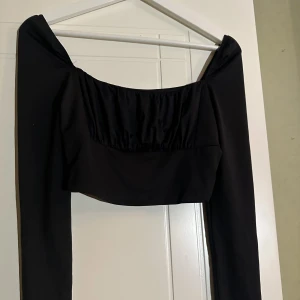 Svart topp med rynkor framtill - Aldrig använd, fint skick