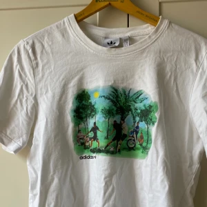 Adidas T-shirt - Knappt använd