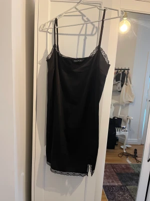 Klänning   - Säljer denna lilla silkes klänningen då den inte kommer till användning och tycker den är lite stor på mig. 