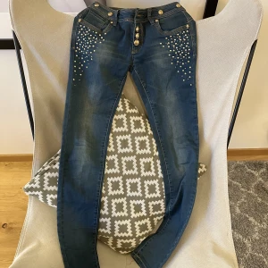 Jeans  - Jeans strl m, billigt pris då de saknar översta knappen, annars fint skick 