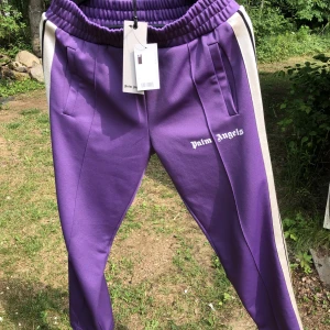 Palm angels trackpants - Säljer dessa sköna palm angels byxorna. Storlek M men sitter större. Inget fel på dem, orginal tagg följer med. Skicka ett meddelande för frågor.