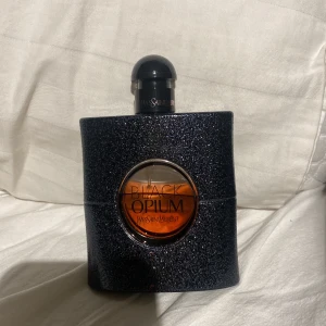 Parfym - Säljer min Black Opium då jag tröttnat på den. Köpt får 950 kr, den är rätt använd men det finns mer en hälften kvar. 