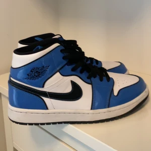 Signal blue Jordan 1 mid  - Storlek 42, perfekt skick. Använda 3 gånger bara 