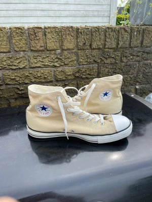 Converse - Beiga converse i nyskick. Storlek 45. Kontakta ifall du har fler frågor:)