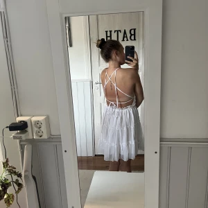 Studentklänning  - En superfin luftig klänning med öppen rygg, perfekt för studenten/sommaren mm. Endast testad. Ej genomskinlig🤩